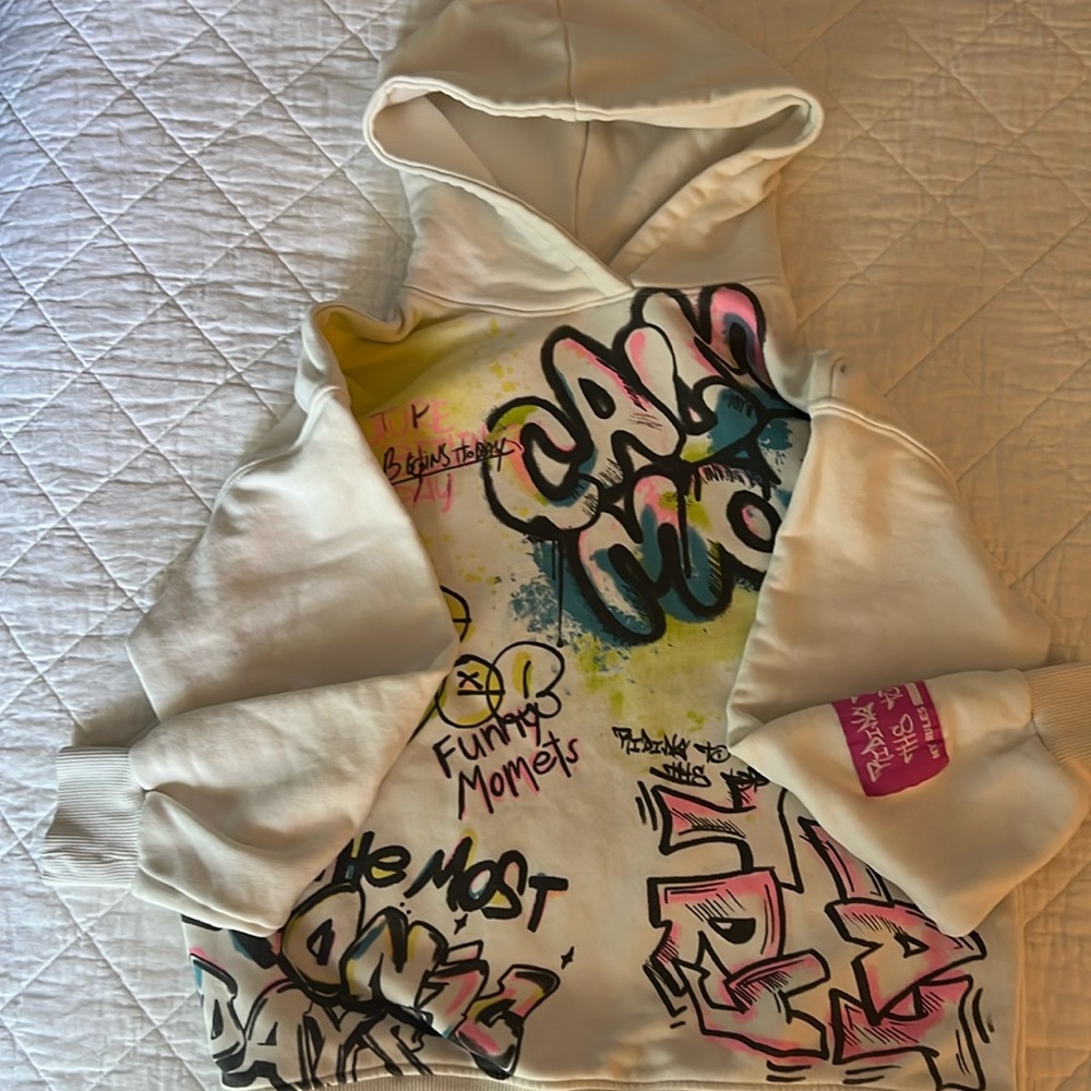 Girls Zara graffiti hoodie size 9/10 in cream color